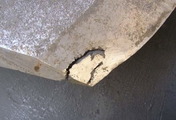 Obr.&nbsp;5 Kavita�n� po�kozen� lopatky �erpadla