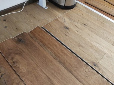 D�ev�n� podlaha, nov� rozbalen� prkna v porovn�n� se star��m vzorkem