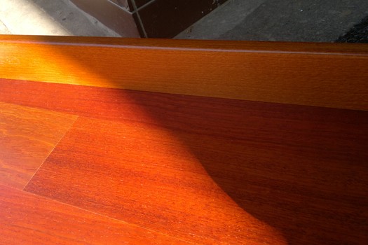 D�ev�n� podlaha, porovn�n� zoxidovan� podlahy jatoba s novou li�tou s d�hou d�eviny jatoba