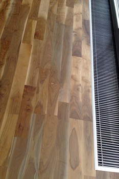 D�ev�n� podlaha, zm�na barvy, o�ech medov� n�dech