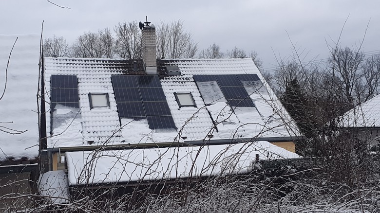 Ilustra�n� obr�zek: Sol�rn� panely na rodinn�m dom� v zim�, foto &copy; TZB-info