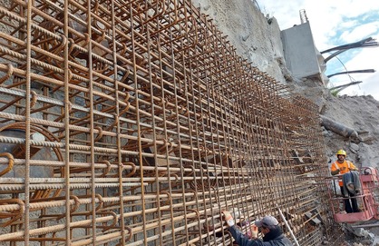 Obr.&nbsp;8a – Vystu�enie steny WR4 – bolo nutn� prida� �mykov� v�stu� okolo kotevn�ch platn� ty��