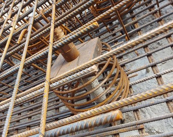 Obr.&nbsp;8b – Vystu�enie steny WR4 – bolo nutn� prida� �mykov� v�stu� okolo kotevn�ch platn� ty��