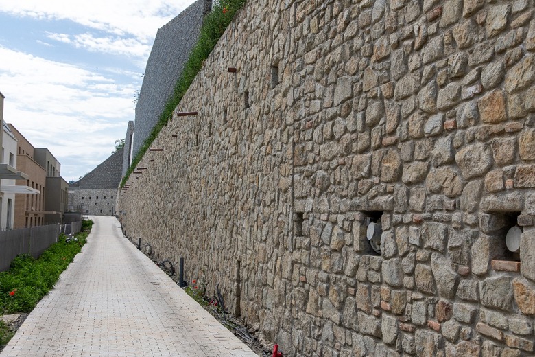 Obr.&nbsp;16 – Fin�lny vzh�ad kon�trukcie s&nbsp;predsaden�m kamenn�m m�rom