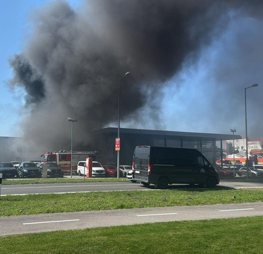 Obr�zok&nbsp;7 Po�iar FV na streche predajne �ut v&nbsp;Dunajskej Strede (21.&nbsp;j�l 2025)&nbsp;[8]