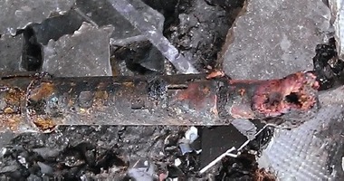 Obr�zok&nbsp;11b Pr�klad kontaktu DC konektora, ktor� bol vystaven� elektrick�mu obl�ku&nbsp;(b)&nbsp;[9]