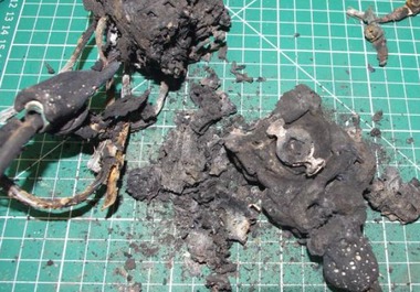 Obr�zok&nbsp;12 Zvy�ky DC invertora pri rozoberan� a sk�man� v&nbsp;laborat�riu&nbsp;[9]