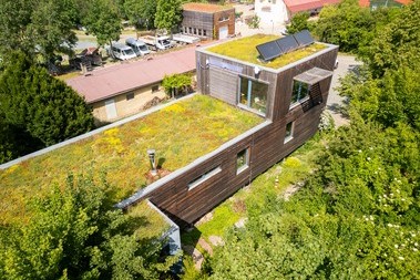 S�dlo firmy Zahradn� Architektura Kurz. Adapterra Awards 2025 – finalist�. Zdroj: Nadace Partnerstv� (Vojta Herout)