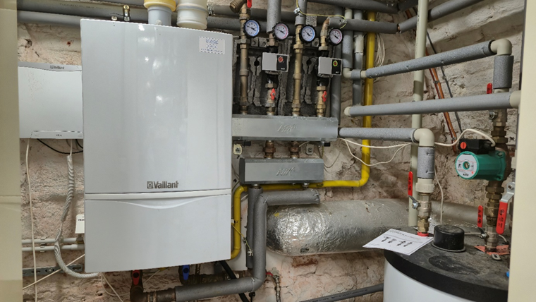 Obr. Vyt�p�n� ve vile je teplovodn� a&nbsp;zdrojem tepla je plynov� kotel (Foto a&nbsp;Copy: JH)