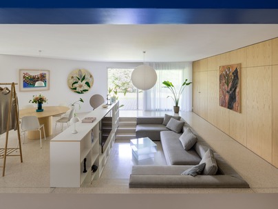 Obr�zek&nbsp;2a: Rozd�len� domu kombinovan� s&nbsp;konverz� baz�nov� haly vzniklo, proto�e dosp�l� d�ti majitel� nemohly sehnat v&nbsp;Bratislav� bydlen�. Bytov� jednotka je zcela sob�sta�n� a m� vlastn� vstup i&nbsp;plochu zahrady. Realizace Grau architects. Zdroj: https://grau.sk/project/pool-apartment-2, fotografie: Matej Hak�r