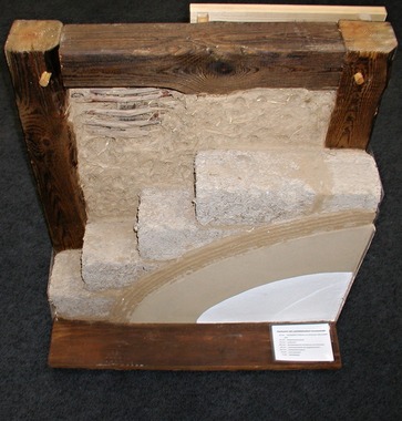 Obr. 3: Předezdívka z cihel z nepálené hlíny omítnutých hliněnou omítkou