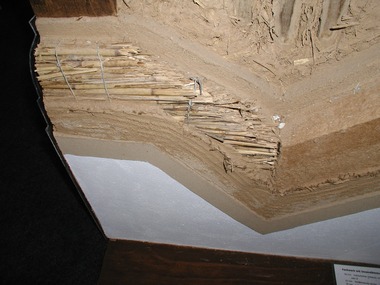 Obr. 4: Tradiční hliněná omítka nanesená na rohoži z rákosu (tzv. rákosová omítková rohož / rákosovina)