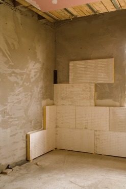 Obr.&nbsp;5: Lepen� vnit�n� tepeln� izolace v�dy na vyrovnan� podklad