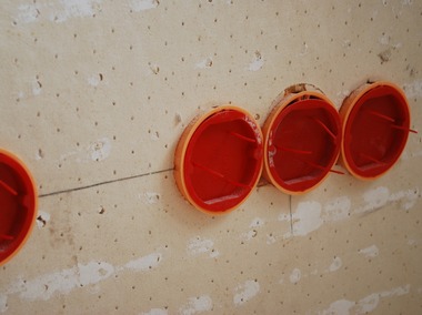 Obr.&nbsp;7: Mont�e elektrick�ch rozvod�, krabic a vyp�na�� mus� b�t vzduchot�sn�