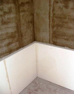 Obr.&nbsp;1: Kalciumsilik�tov� desky v&nbsp;uspo��d�n� na vnit�n�m kout� m�stnosti