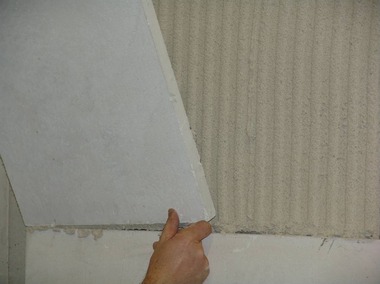 Obr.&nbsp;2: Lepen� kalciumsilik�tov�ch desek na sraz metodou buttering-floating