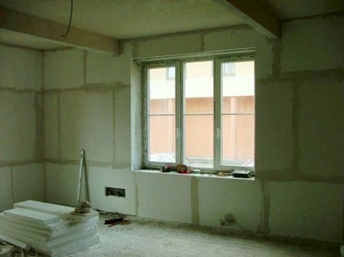 Obr.&nbsp;3: Uspo��d�n� kalciumsilik�tov�ch desek kolem okna