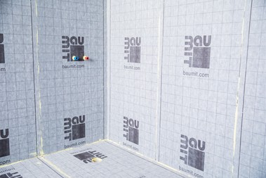 Ihned po proveden� hydroizola�n� vrstvy je mo�n� lepit dla�bu