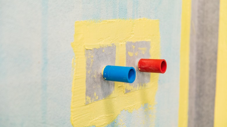 Ve�ker� prostupy skrze hydroizola�n� vrstvu mus� b�t o�et�eny hydroizola�n� st�rkou Baumacol Proof, s vlo�enou Hydroizola�n� st�novou t�snic� man�etou.