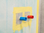 Ve�ker� prostupy skrze hydroizola�n� vrstvu mus� b�t o�et�eny hydroizola�n� st�rkou Baumacol Proof, s vlo�enou Hydroizola�n� st�novou t�snic� man�etou.