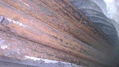 Obr.&nbsp;7: Kontrola injektovania k�blov�ch kan�likov  – nevyplnen� k�blov� kan�liky, povrchov� kor�zia predp�nacej v�stu�e