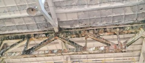 Obr.&nbsp;9: Zatekanie cez stre�n� plṻ, degrad�cia povrchu prievlakov