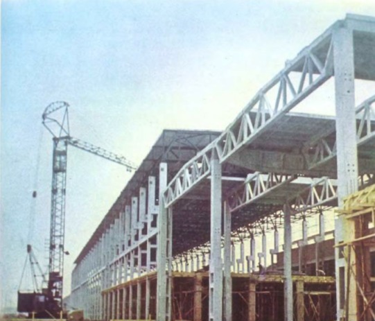 Obr.&nbsp;2: V�stavba haly Priemstav