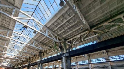 Obr.&nbsp;3: Poh�ad na stre�n� kon�trukciu haly zo stre�n�ch v�zn�kov typu SPP – zanedban� stav