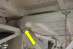 Obr.&nbsp;5a: Trhlina v&nbsp;prvej diagon�le priehradov�ho v�zn�ka (zv�raznen�)