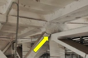 Obr.&nbsp;5b: Trhlina v&nbsp;prvej diagon�le priehradov�ho v�zn�ka (zv�raznen�)