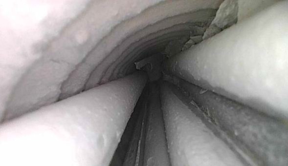 Obr.&nbsp;6: Kontrola injektovania k�blov�ch kan�likov – nevyplnen� k�blov� kan�liky, povrch predp�nacej v�stu�e chr�nen� zvy�kami cementov�ho mlieka