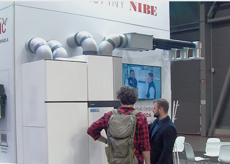 Obr. Ukázka dvou různých řešení přívodu a odvodu vzduchu