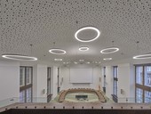 Ve Spole�ensk�m s�lu v D���n� je k vid�n� cel� sortiment perforovan�ch akustick�ch desek Rigitone.