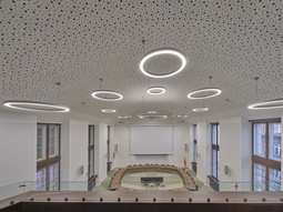 Ve Společenském sálu v Děčíně je k vidění celý sortiment perforovaných akustických desek Rigitone.