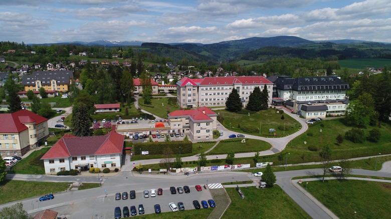 Nemocnice Jilemnice �e�ila energetickou efektivitu. Ro�n� d�ky �e�en� od E.ON Energy Solution u�et�� na dod�vk�ch tepla i za osv�tlen�.