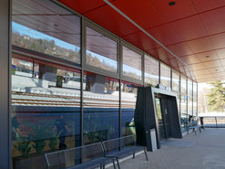 Vstup na přilehlý perón z patra. Foto: Petr Brandejský