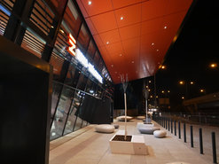 Noční pohled zleva. Foto: Petr Brandejský