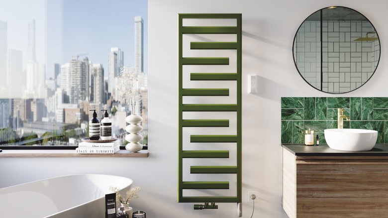 Radiátor Zehnder Tetris je dostupný v široké paletě odstínů. Tmavě zelená barva v tomto případě evokuje spojení s přírodou, na kterém je design radiátoru založen. Zdroj: © Zehnder Group