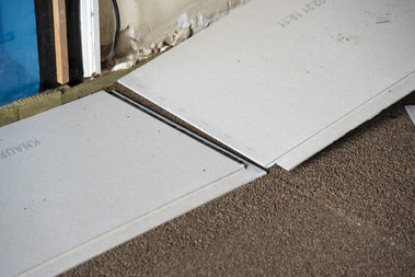 Zhutněný podsyp Liapor se zaklápí postupně v průzích podlahovými deskami