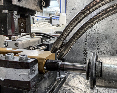 Detail tváření závitu v dílu dveřního pantu pomocí závitníku od společnosti Rotana