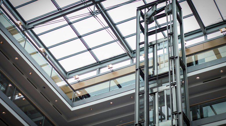 Změny předpisů v oblasti výtahů a zdvihacích plošin pro dopravu osob s omezenou schopností pohybu