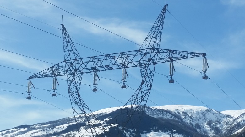 Ceny elektřiny o Velikonocích 2026 opět padly hluboko do záporu