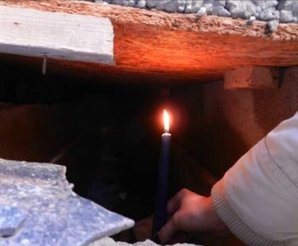 Obr.&nbsp;5. Príklad málo účinnej technológie v&nbsp;prípadoch vysokej hodnoty zamokrenia muriva. V&nbsp;odvetrávacom kanáli neprúdi žiadny vzduch.
