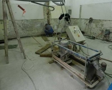 Obr.&nbsp;6. Stroj režúci murivo s&nbsp;pomocou „diamantového“ lana