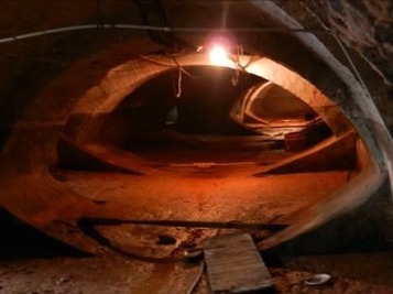 Obr.&nbsp;2. Konštrukčná izolácia baziliky v&nbsp;Šaštíne založená na oddelení hlavnej stavby od podložia polozapusteným suterénom, čo už dnes spoľahlivo nefunguje.