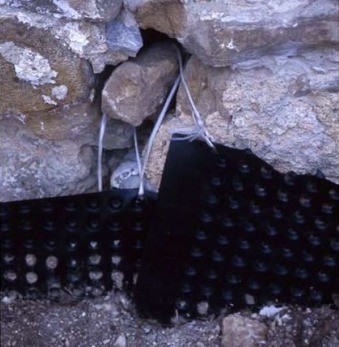 Obr.&nbsp;4. Príklad málo účinnej technológie v&nbsp;prípadoch vysokej hodnoty zamokrenia muriva. Fólia nie je ani riadne zakončená a chránená pred zatekaním dažďovou vodou.