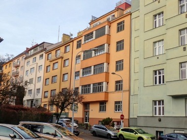 Obr.&nbsp;6 – Funkcionalistická nástavba a zateplení domu. Fig.&nbsp;6 – Functionalist extension and insulation of the house