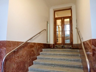 Obr.&nbsp;8 – Vstup do domu obložený červeným mramorem a původní zrcadlo z&nbsp;30.&nbsp;let. Fig.&nbsp;8 – Entrance to the house lined with red marble and original mirror from the 1930s