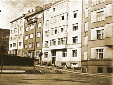 Obr.&nbsp;2 – Bytový dům Pod strání&nbsp;12, Brno (nyní Bří Čapků&nbsp;12). Fig.&nbsp;2 – Apartment house Pod strání&nbsp;12, Brno (now Bří Čapků&nbsp;12)