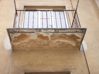 Obr.&nbsp;5 – Degradace betonu u&nbsp;balkonů – nutná okamžitá oprava. Fig.&nbsp;5 – Concrete degradation at balconies – immediate repair required